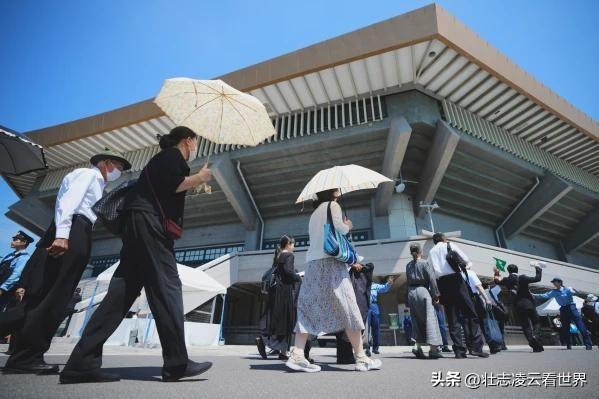 8月15日那天，东京武道馆停车场里。
日本政坛高层高市早苗，面朝靖国神社方向。