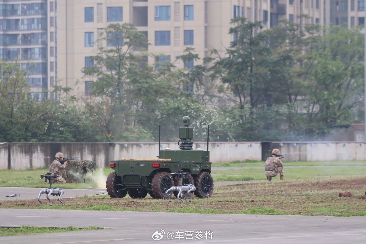 71集团军某合成旅展示了三款制式无人车；左是GPJ221型无人扫雷排爆车，右是Z