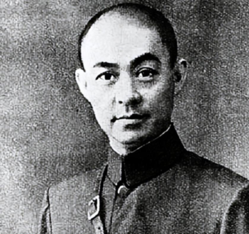 1933年，一士兵打仗扛个大箱子，一路上不撒手，张自忠好奇问到：“你扛得什么？”