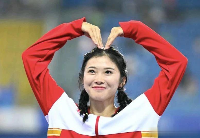 吴燕妮:很遗憾，世界上有两种人会说你是巴黎的中国速度。第一种是嫉妒你的女人，第二