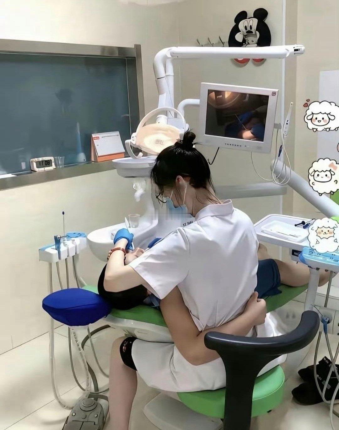 小伙医院拔牙痛得哇哇叫 