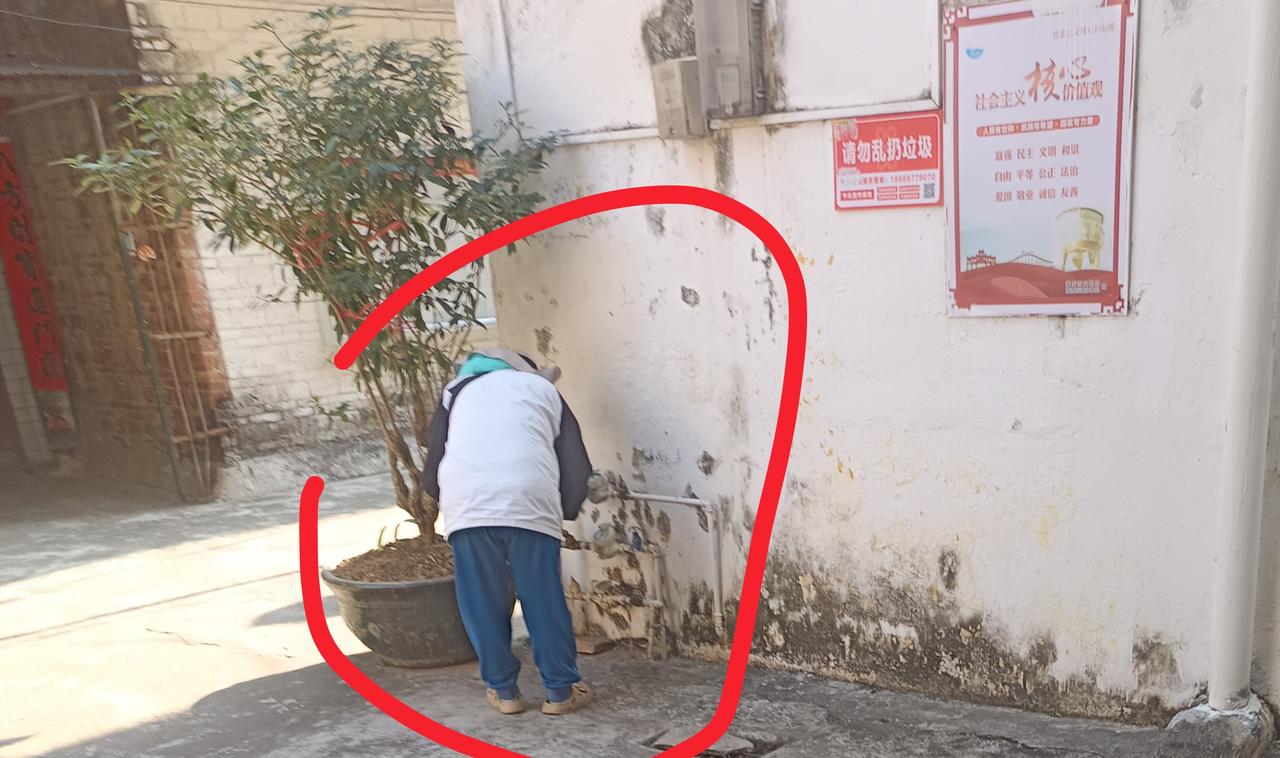 为什么这么现代化的肇庆
却依然有人人工抄水表？


你敢相信吗？21世纪还有人工