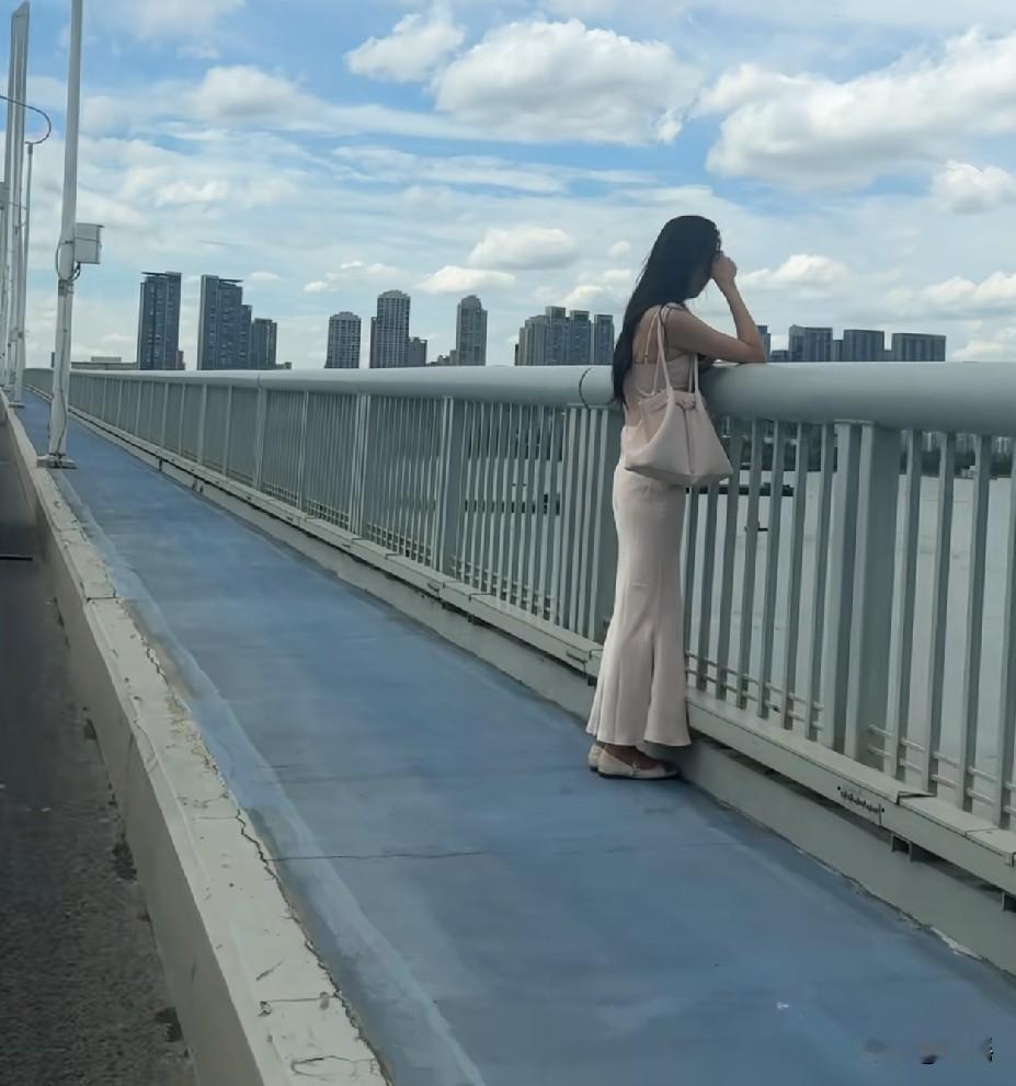 有没有可能就是在桥上去散个步？