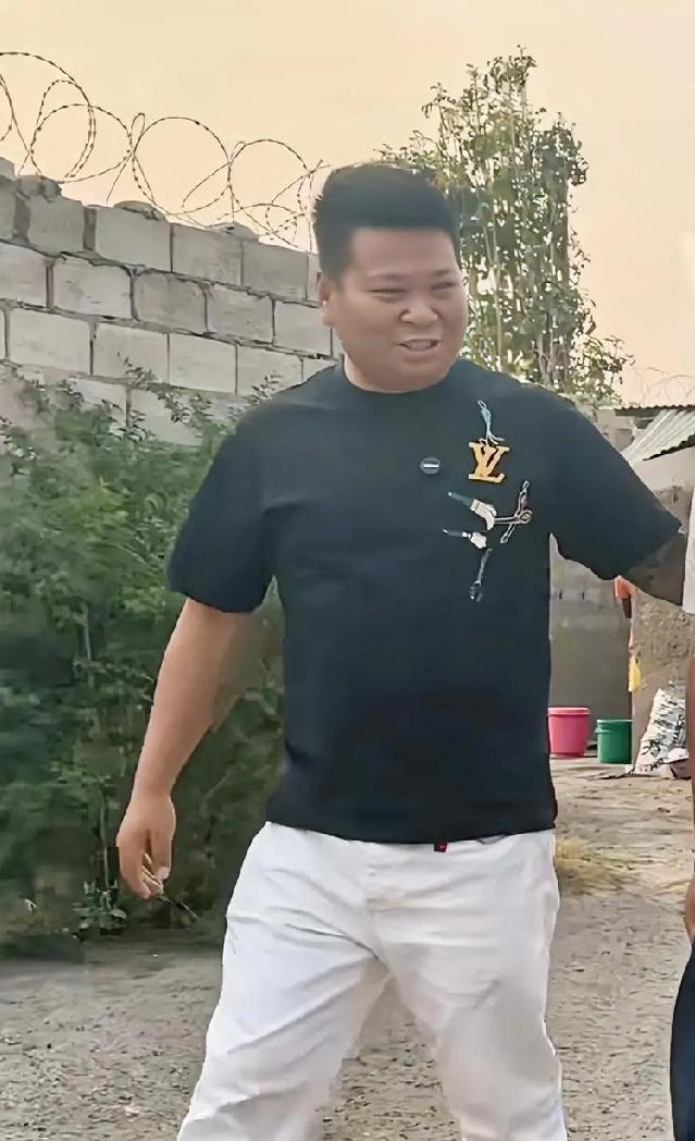 航哥在非洲那可真是混得风生水起。就说河南小伙谢帅跨国娶非洲姑娘伊翁这事儿，航哥就