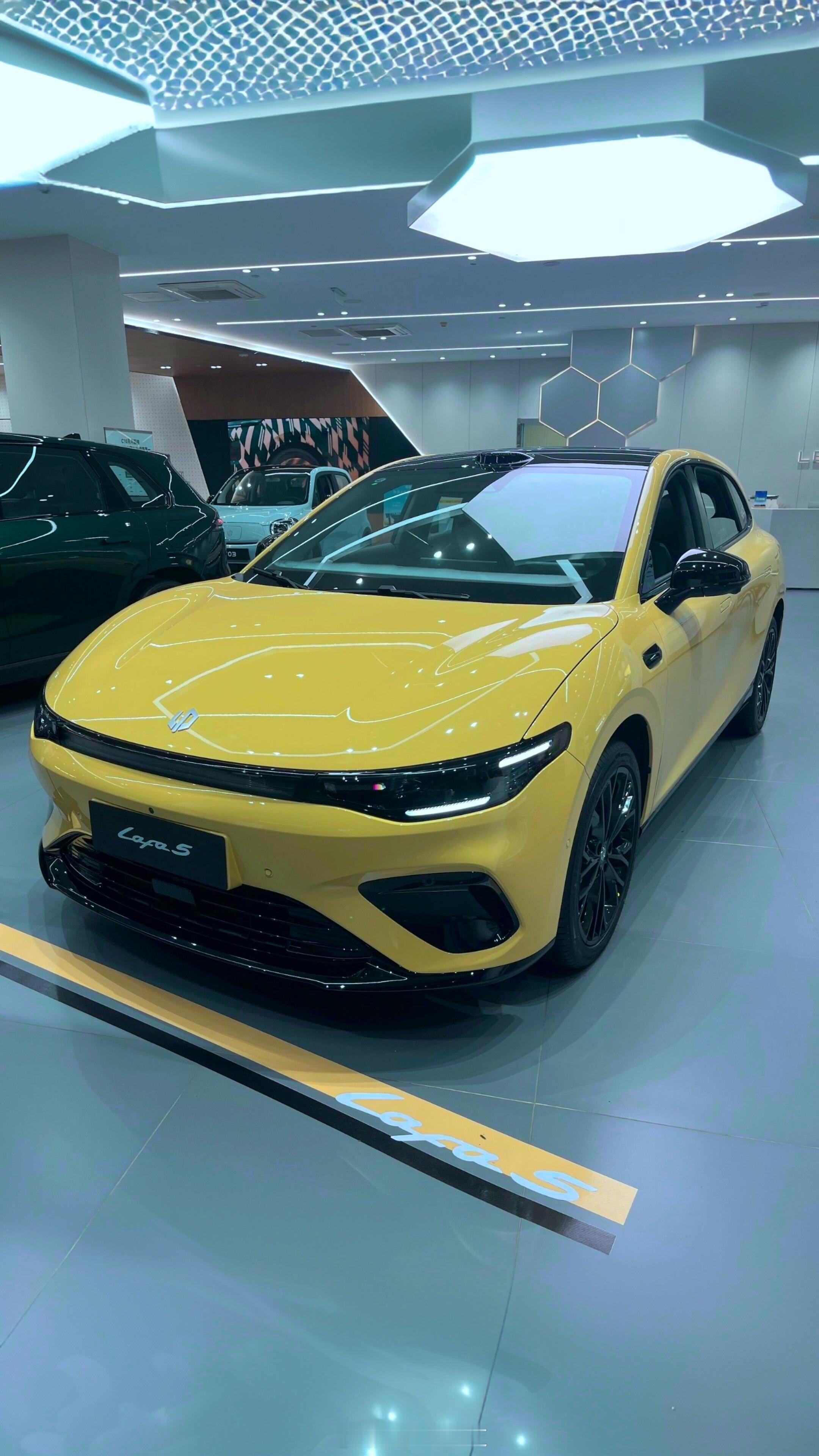 被称作电动高尔夫不是没道理，6.4秒加速挺带劲。那个“百变副驾”能装小桌板，设计