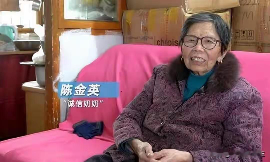 现在吸引眼球的标题党还在这么做，让很多读者都对81岁老人摆摊10年能赚2000多