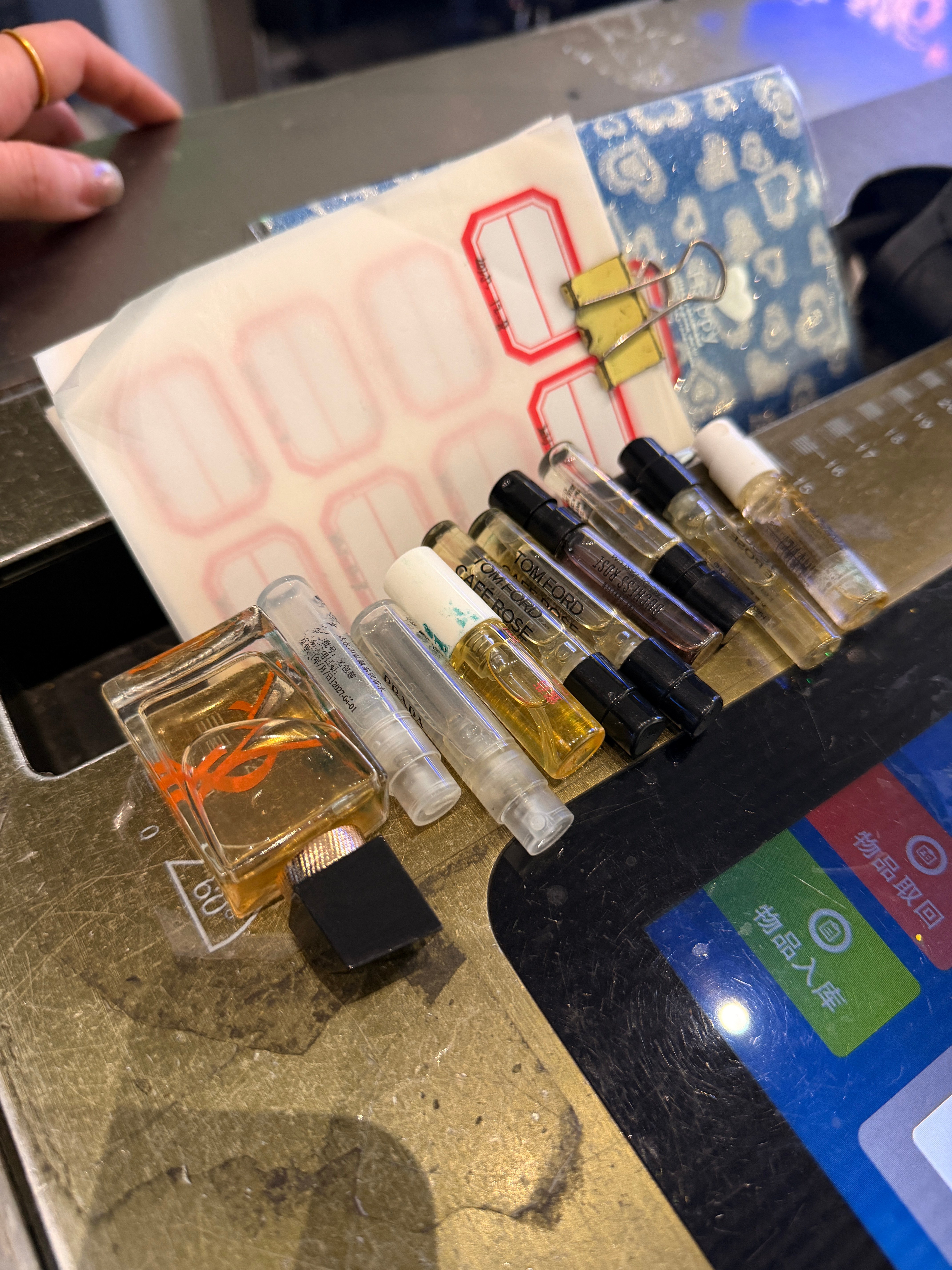 现在高铁规定只能带一瓶香水……呜呜呜呜呜我的10瓶香水小样啊不过可以邮寄，实在嫌