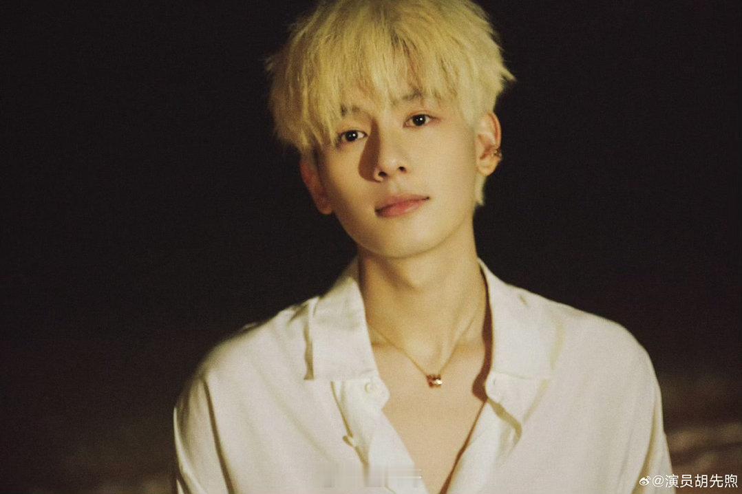 曝十日终焉胡先煦杀青了 胡先煦在《十日终焉》的戏份杀青了，虽然只有一天的拍摄时间