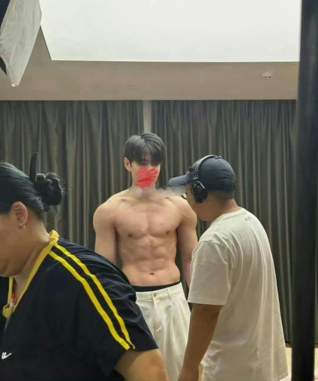短剧演员也不容易，拍洗澡戏全程被工作人员围观，要做俯卧撑让肌肉充血，还因为剧情需