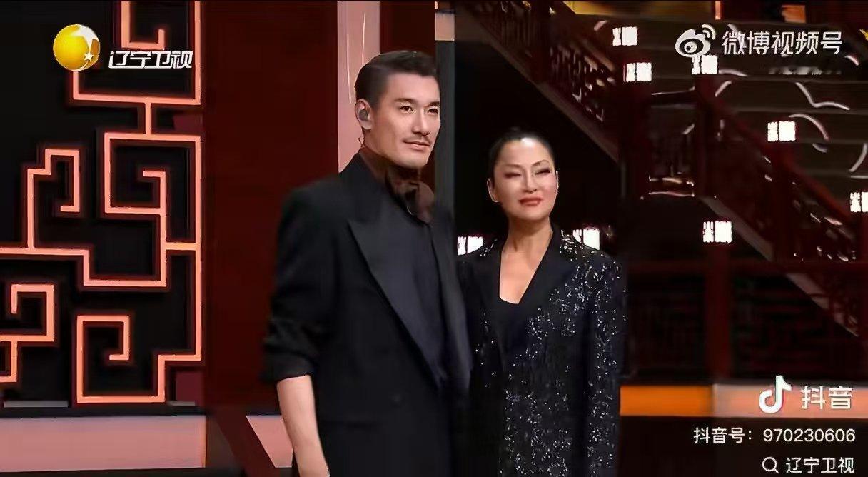 胡兵瞿颖情人节虽迟但到 比情人节先来的惊喜是胡兵瞿颖！长甜CP比心送花，这甜蜜氛