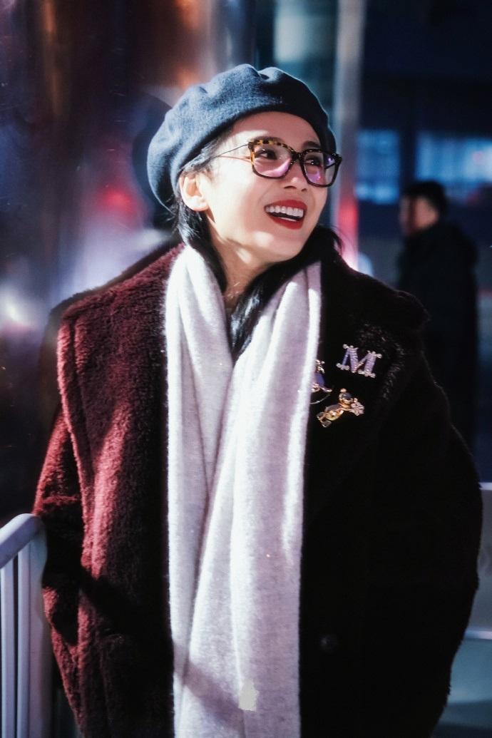 最近刘涛现身北京，她这回搭配的很有高级感，看上去格外的显年轻。

她里面穿深色打