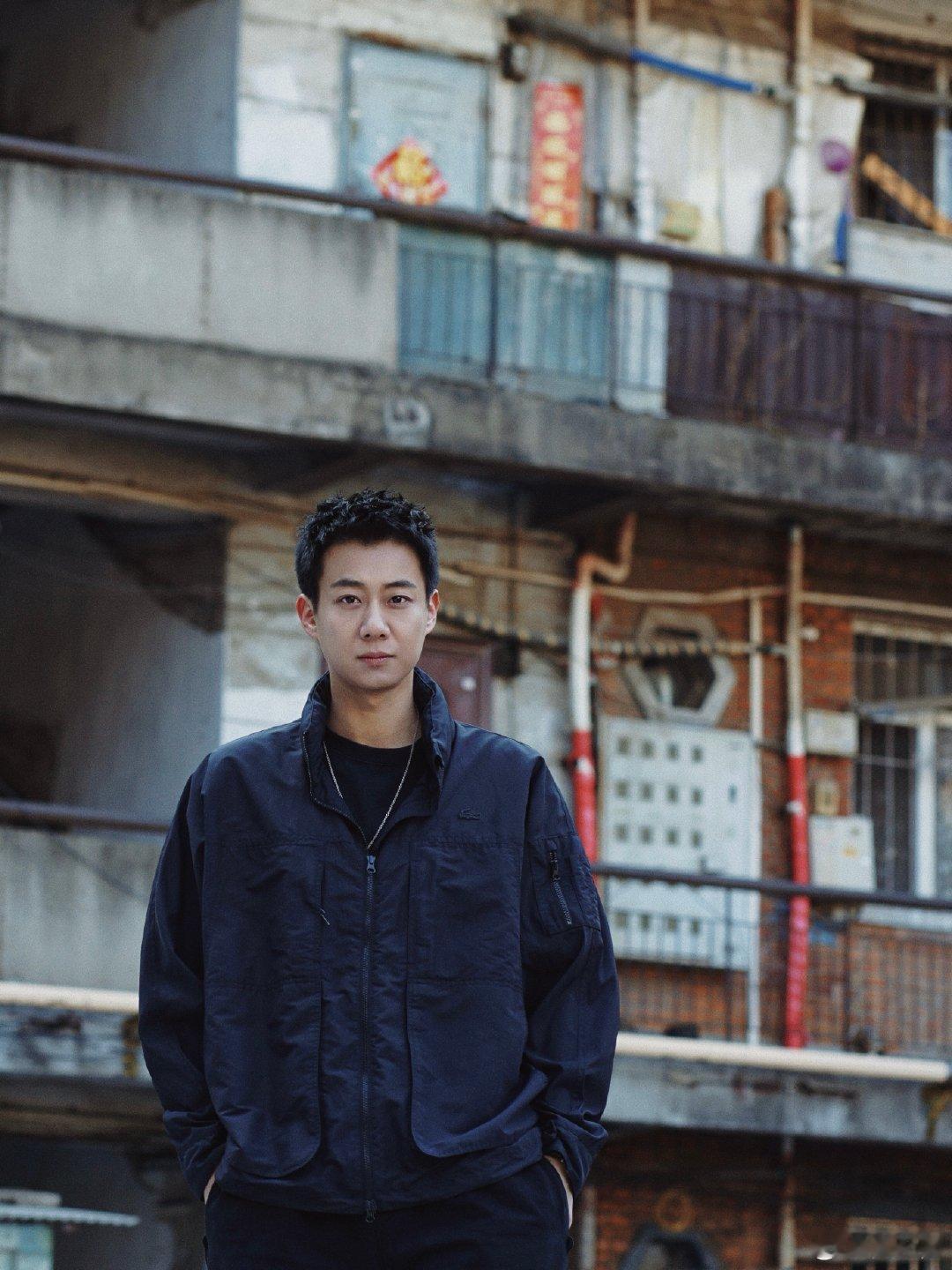 高至霆我理想的东北糙汉男友不用刻意耍帅，不用精致包装，旧楼、残雪、老管道当背景，