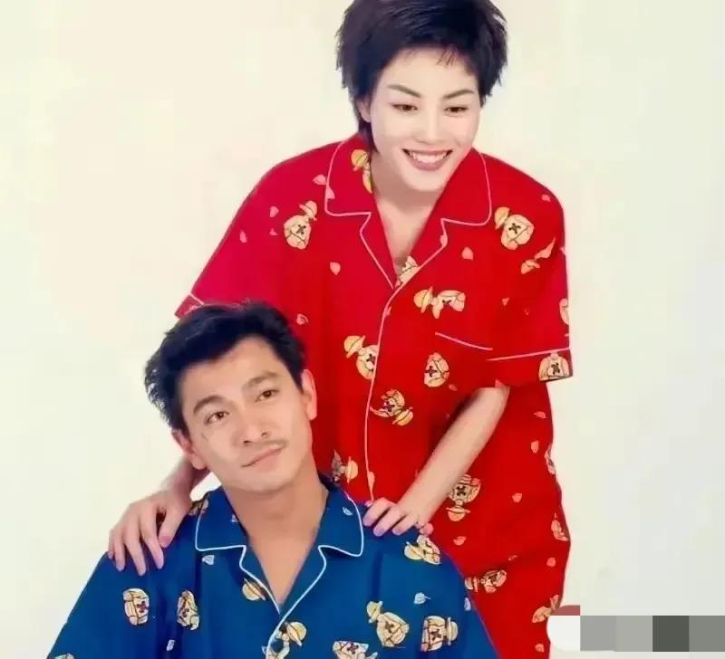 这是30年前王菲和刘德华合体拍的睡衣广告，多洋气的睡衣呀，这样的款式现在穿也不过