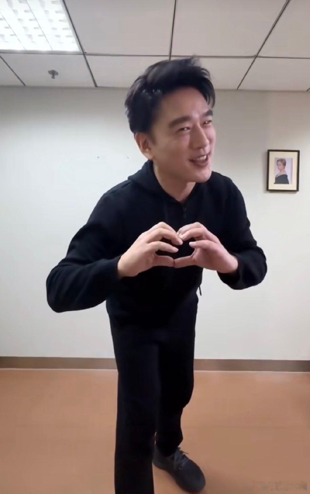 王耀庆跳企鹅舞为虞书欣国王打call王耀庆花式为虞书欣国王宣传王耀庆的企鹅舞宣传