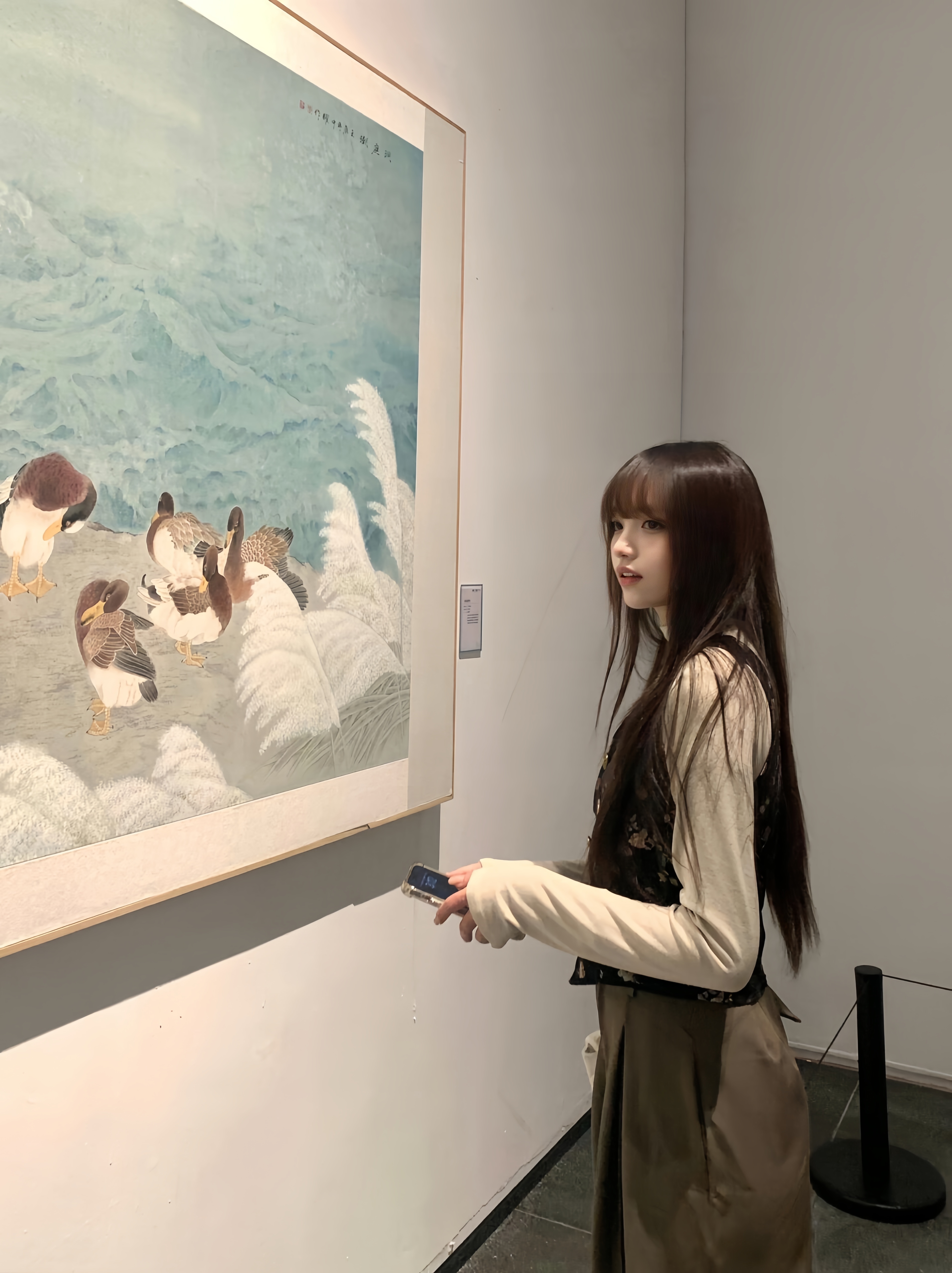 一场与艺术的温柔对谈🎨那些色彩与线条，像无声的絮语，轻轻叩开心里某扇门，把喧嚣