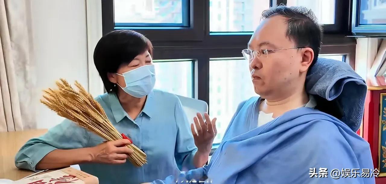 2023年，敬一丹和蔡磊在亚布力企业家论坛相识，敬一丹当场表示愿意支持蔡磊的事业