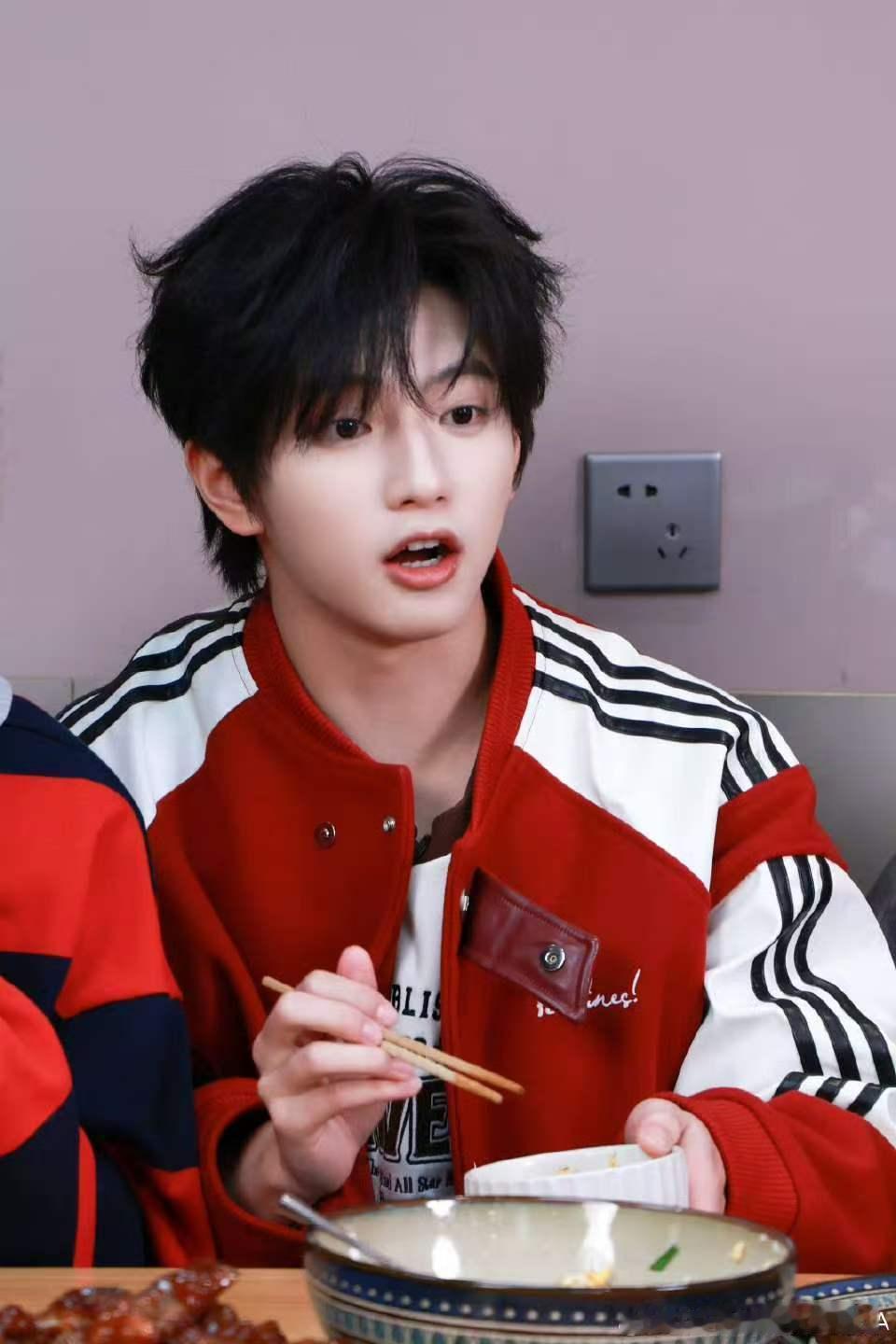 穆祉丞做饭plog穆祉丞红色棒球服九宫格 穆祉丞做饭plog来啦 