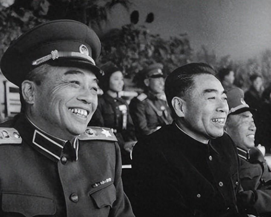 1966年景希珍传达周总理三项重要指示，彭德怀听后感动落泪，深情致谢总理
196