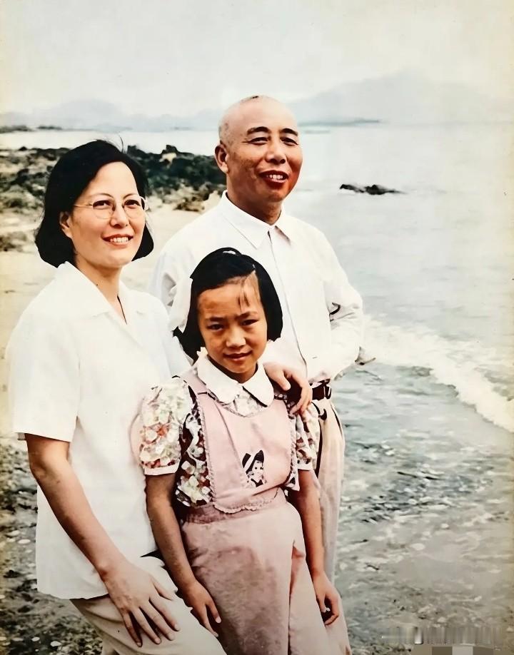 长津湖名将宋时轮：遵从亡妻遗愿，65岁娶妻妹，68岁再得一女
 
提起开国上将宋