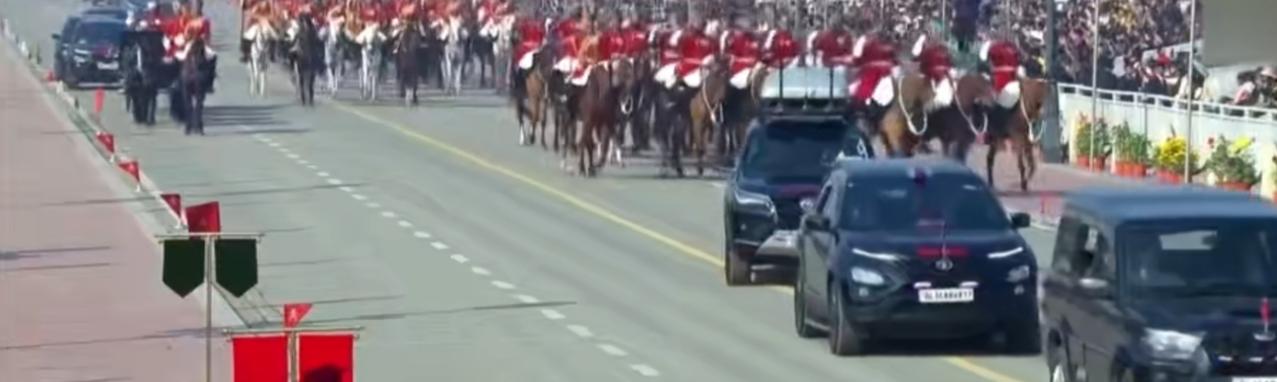 在印度共和国日的盛大庆典上，骑兵仪仗队整齐列阵驶过街道，民众夹道欢呼，欧盟委员会