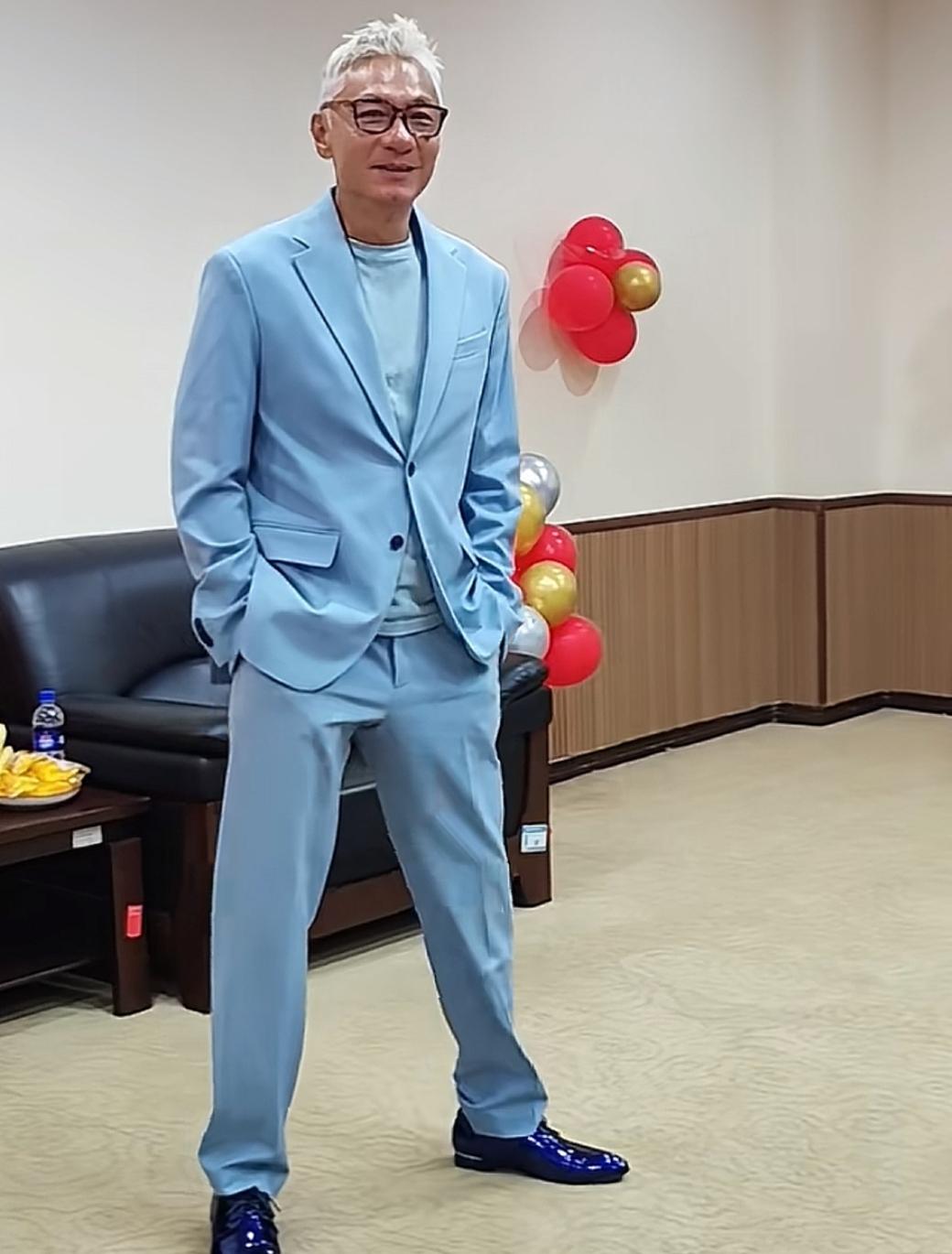 这位大叔穿得真有范儿！身材还是那么好，真不知道他叫什么名字，年轻时候真的很帅，认