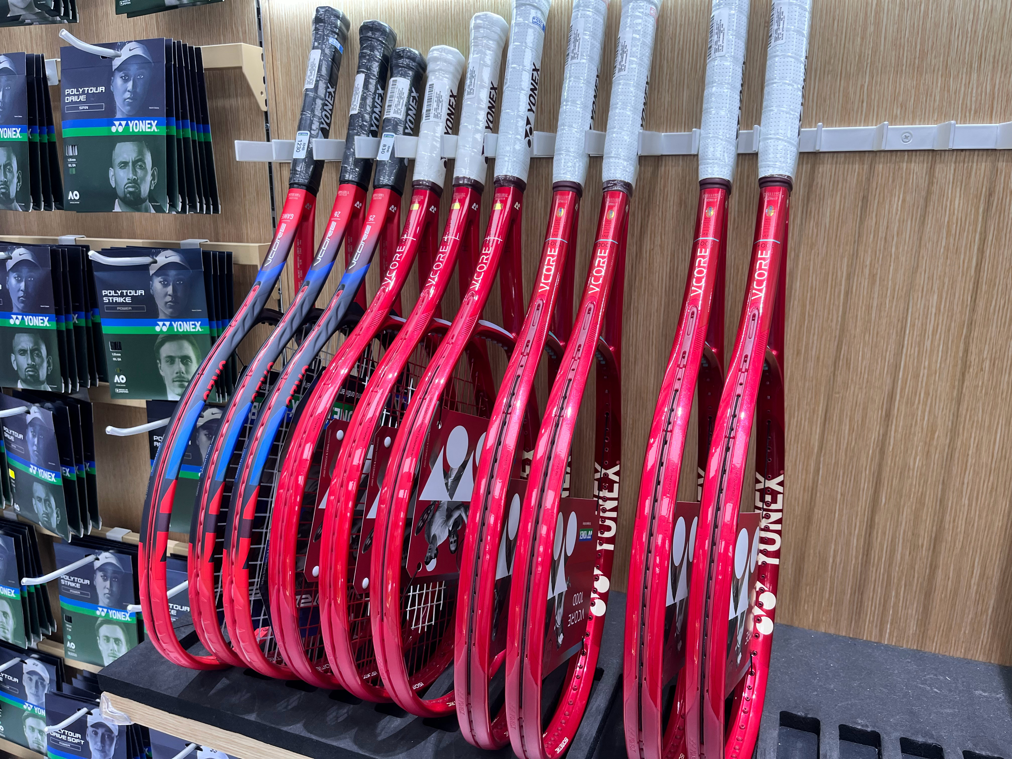 北京冲击20度以上天气变暖，出来逛一下，在YY望京运动生活馆，看到莱巴金娜的澳网