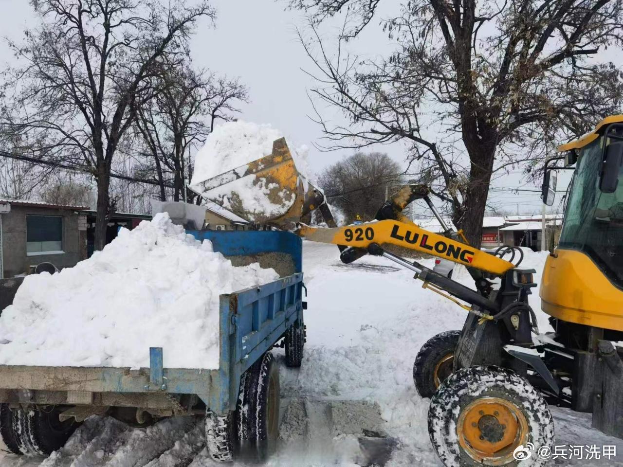 #雪中最美的身影# 一场纷飞大雪笼罩津城，出行困难，我们大多数人的生活按下了暂停