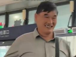 大衣哥称这两天累到了极点。他说昨天还在沽源，在当地一个景区演出结束后，他赶忙上车