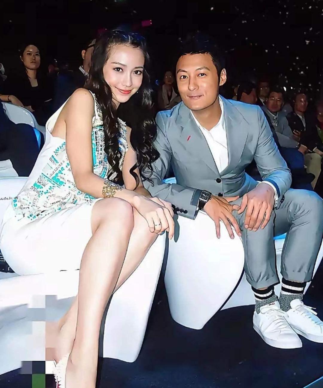 余文乐和杨颖的一张古早合影神图！

男帅女美，我竟然从他俩的眼神里看到了暧昧气息