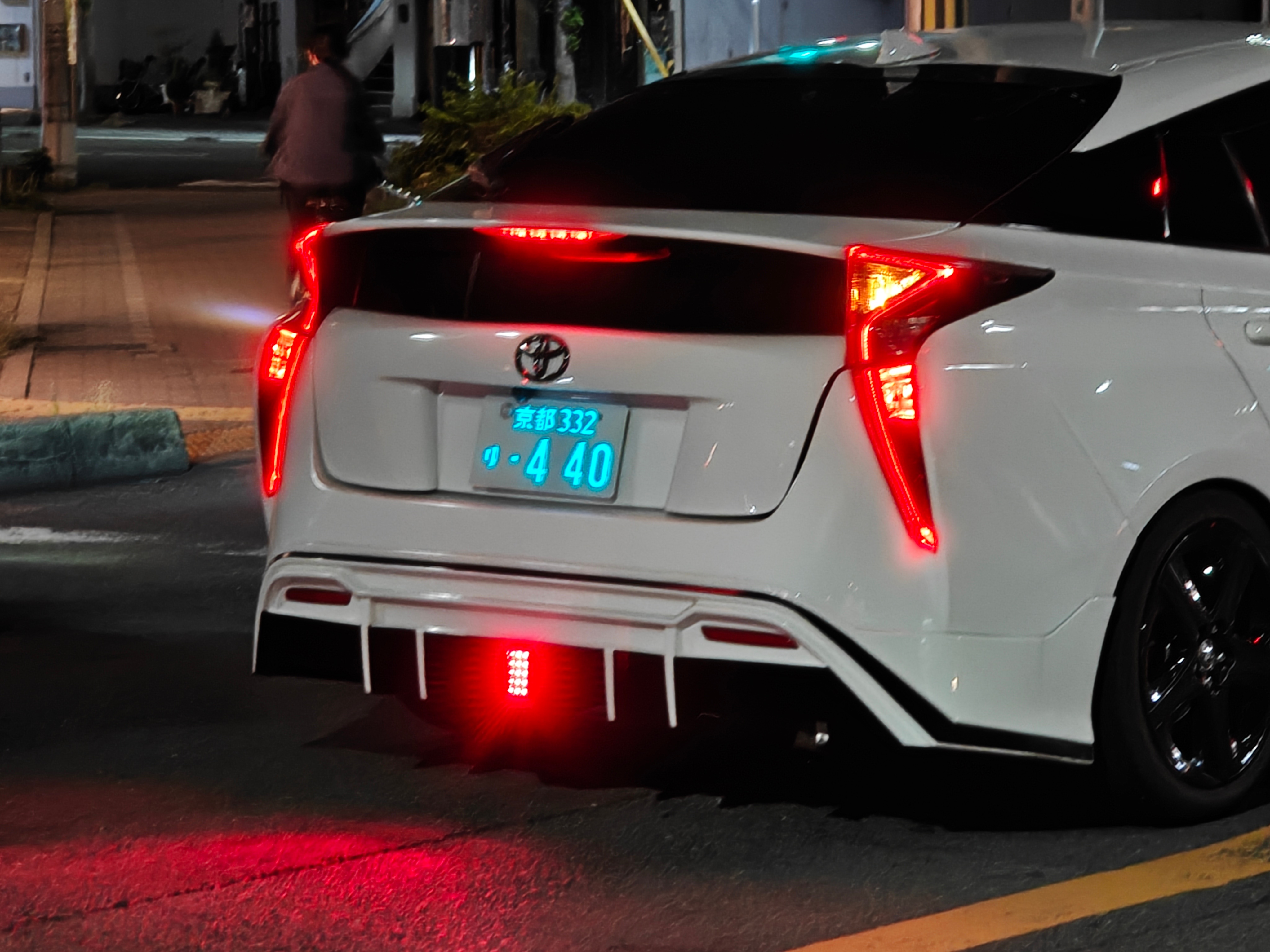 日本的这个车牌不知道是自发光还是夜光的，有点小帅  ​​​