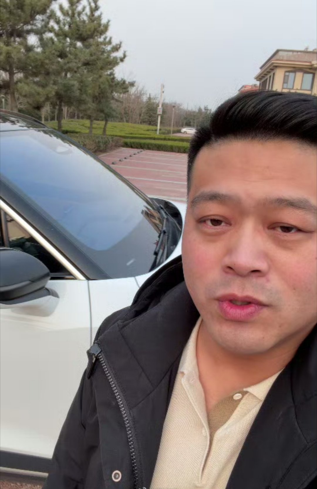 男子回应开电车5年跑100万公里一代人有一代人的真香定律近日，山东烟台的王大哥因