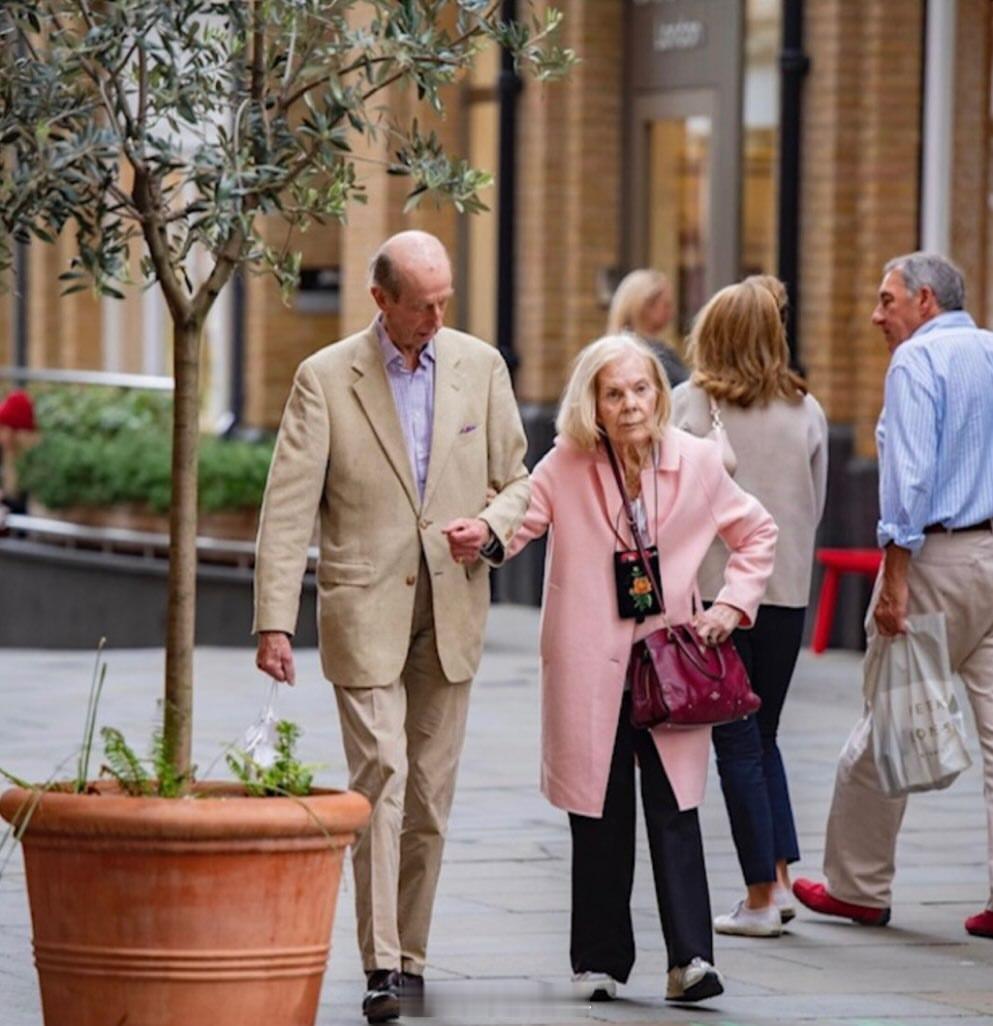 英国王室[超话]  2022年5月，有人在大街上看到肯特公爵爱德华王子带着妻子凯