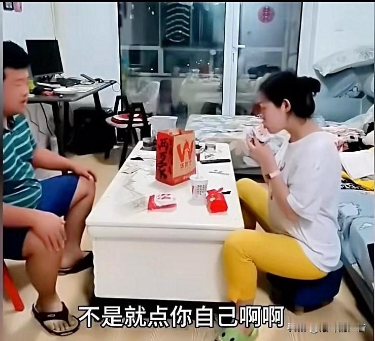 这妻子真是的，丈夫上班了，不给做饭还不算，点外卖只点她自己的一份。
丈夫下班回来