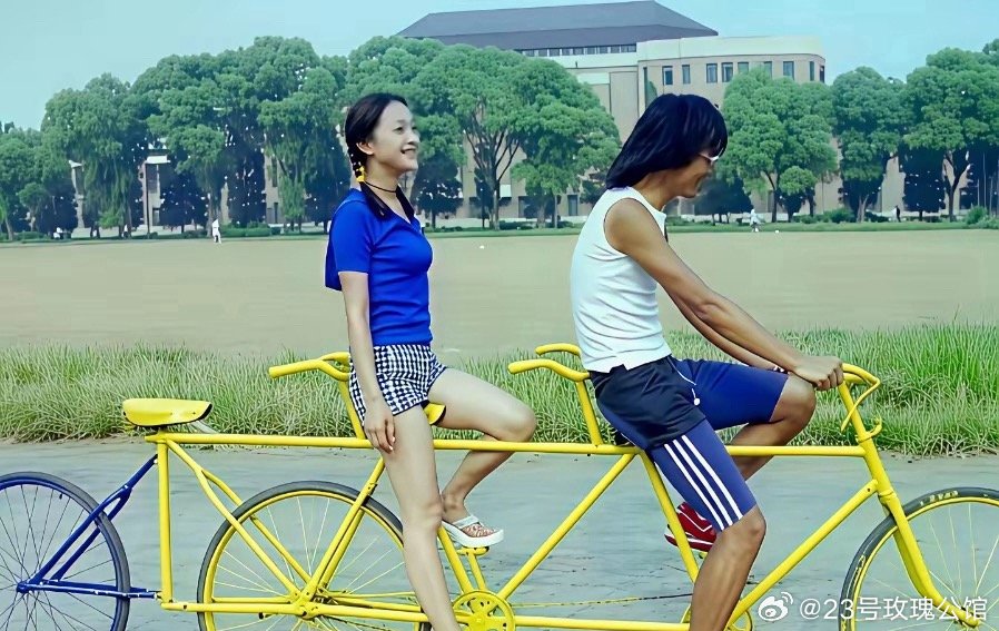 周迅、朴树、夏雨二十多年前在清华操场上的一组老照片。 