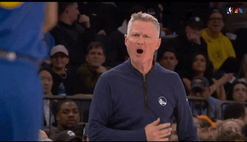 科尔教练生气啦，冲着“波姐”和理查德怒吼：“该死！球很重要！球就是一切！”
到底