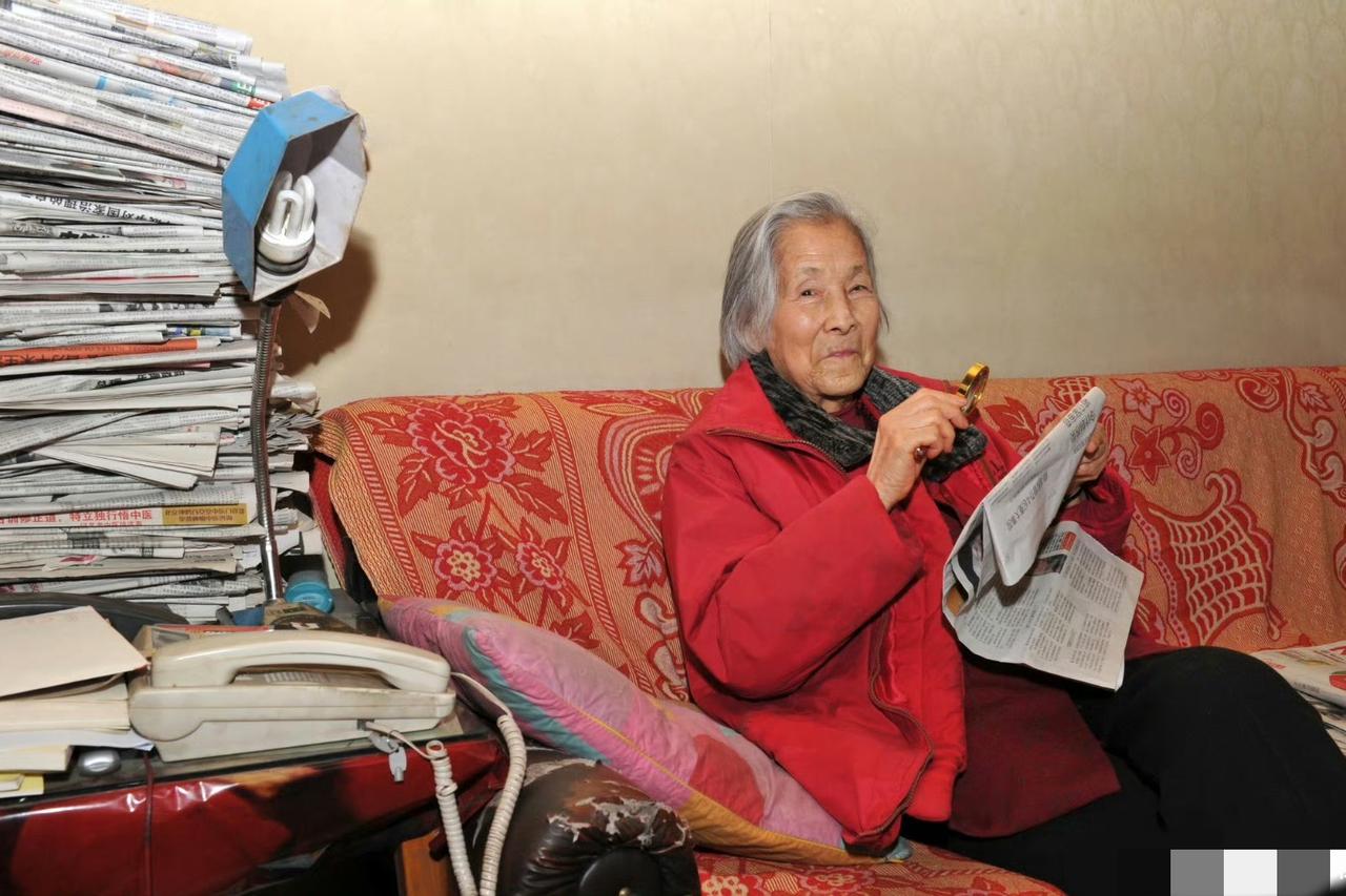 2013年，范景阳大尉在家中，一张居家生活照，从镜头中我们可以看到，她非常和蔼可