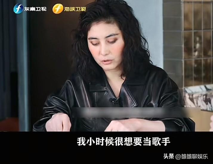 何超仪说：我小时候想当歌手，但爸妈说不可能，我们不同意你进这一行。

当时有个导