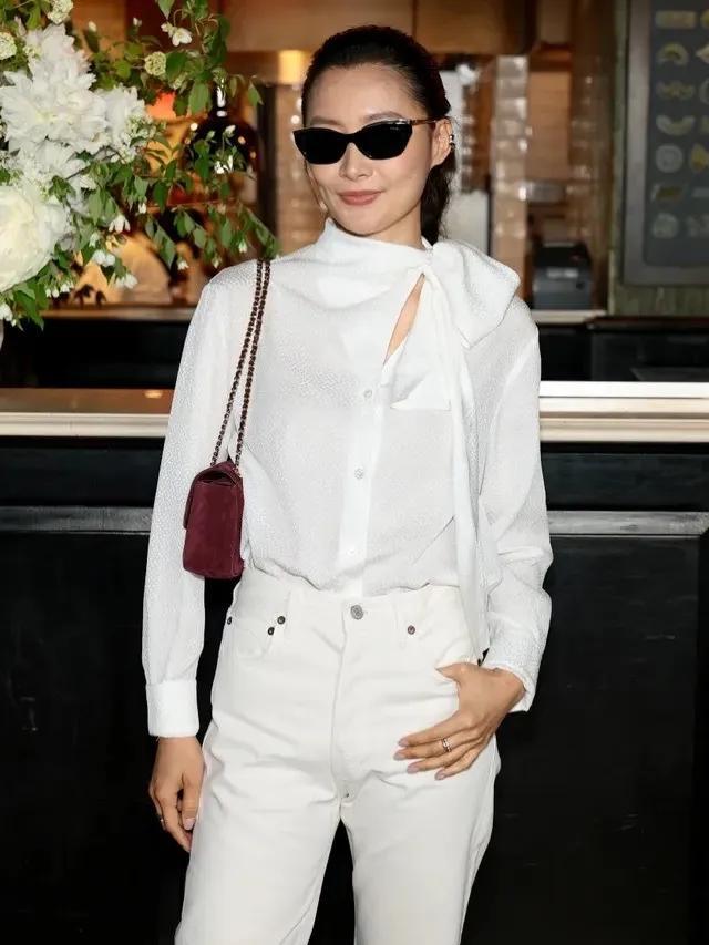 陈法拉出席香奈儿活动，全套纯白穿搭干净素雅。白衬衫搭配白裤，简约修身，轻松拿捏优