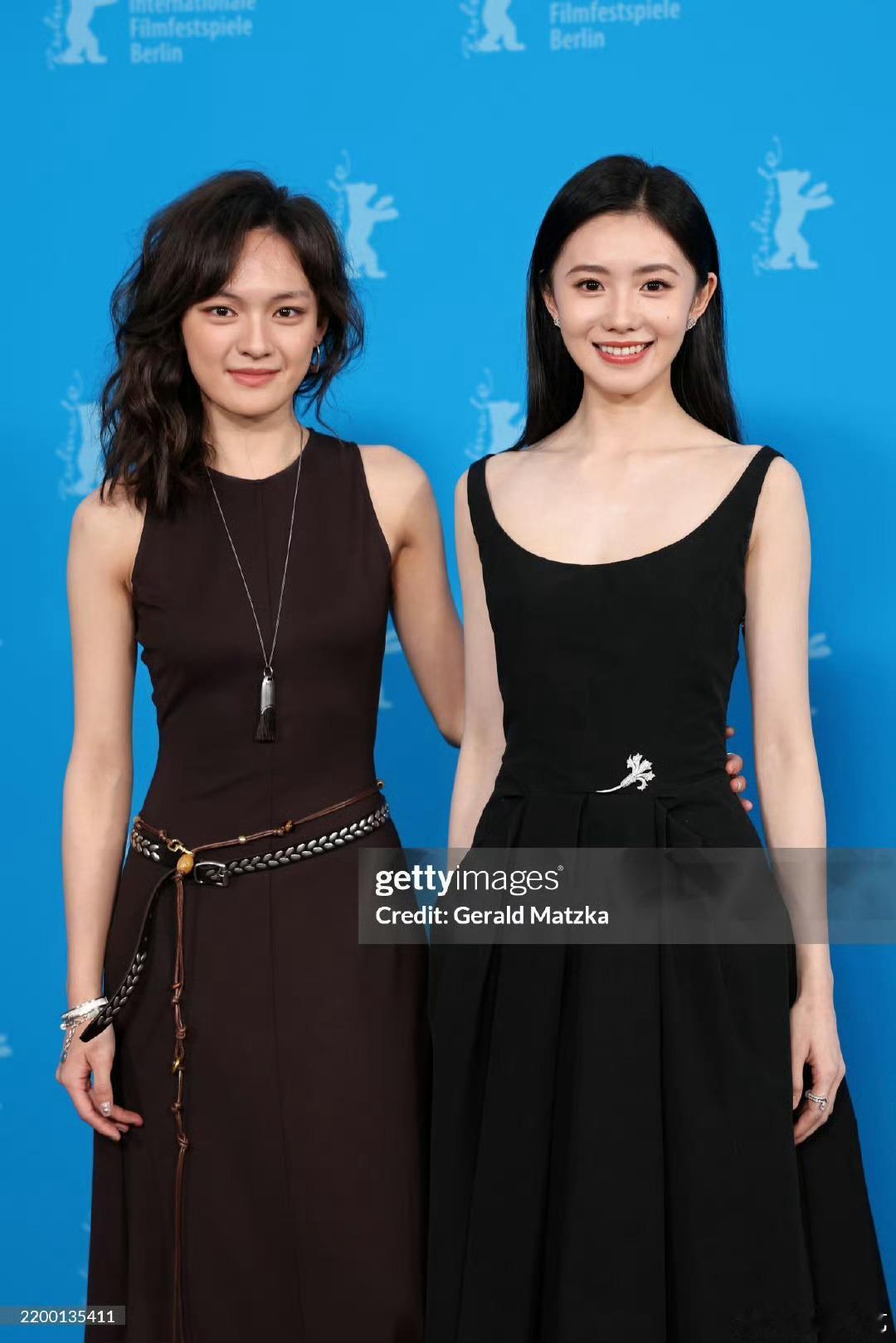 刘浩存文淇柏林互动好甜 刘浩存和文淇在一起时，那种自然的亲密感，简直就像是一家人