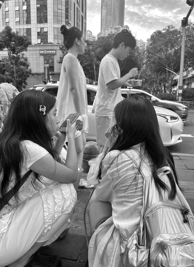 摄影人  街拍厦门：王鹭佳2026在路上？摄影人选择了人文纪实摄影，也就记录了生