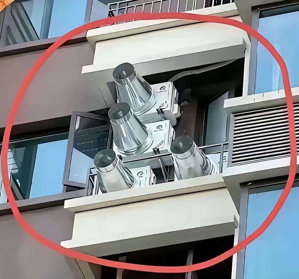 此举必有异常，损人利己，这种情况物业和社区公安警察应该组织人员去现场检查录像，详