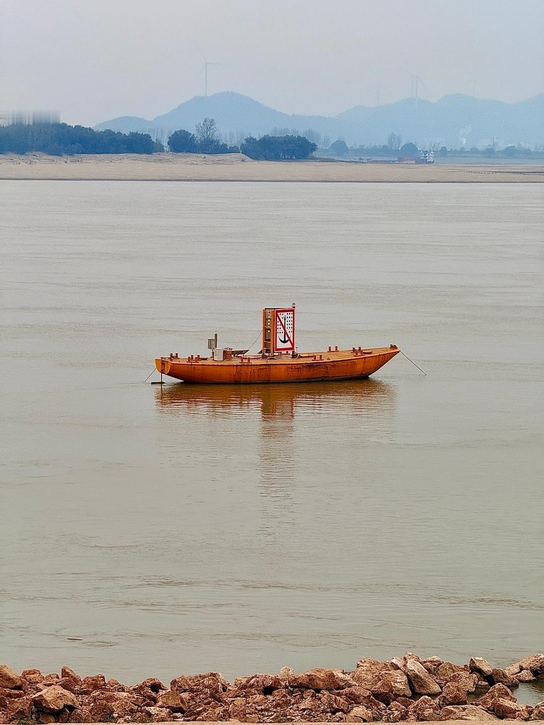 不被琐事困住，像风一样，把心交给蓝天，把笑送给阳光 