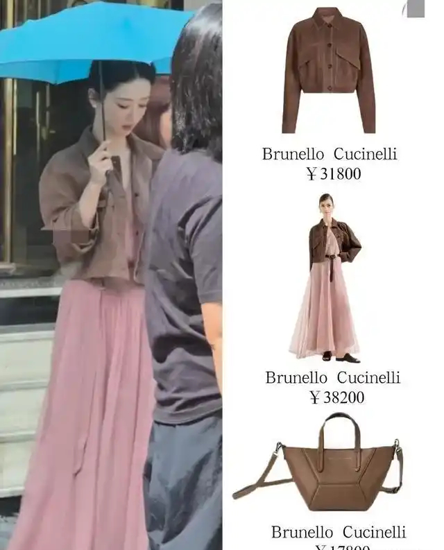 杨紫巴黎街头撑旧伞引热议，撞衫郭晓婷不比排场，真实状态竟成全场焦点 