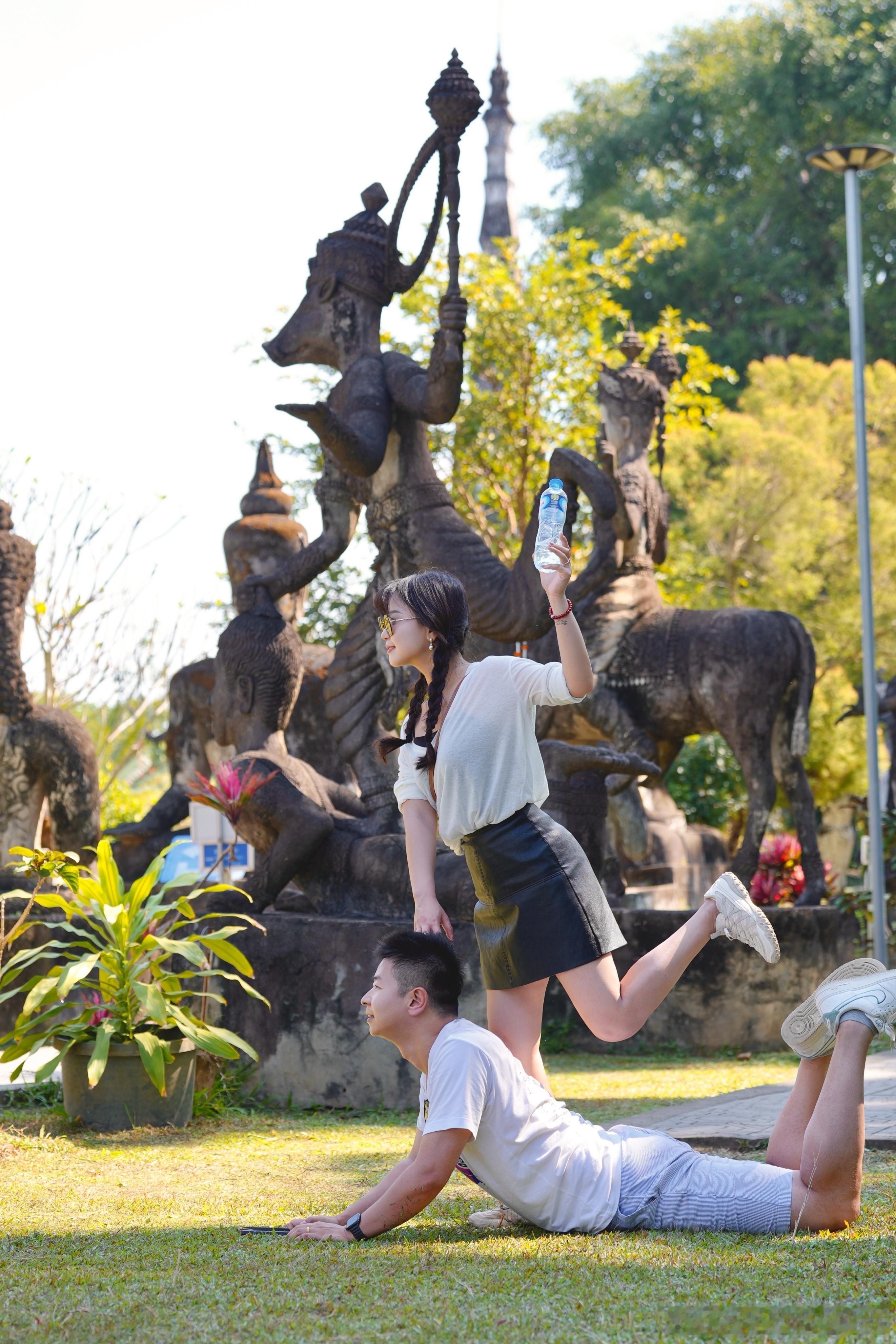 论四川女婿的家庭帝位！"给老子爬起，我要学这个姿势" 老挝·万象