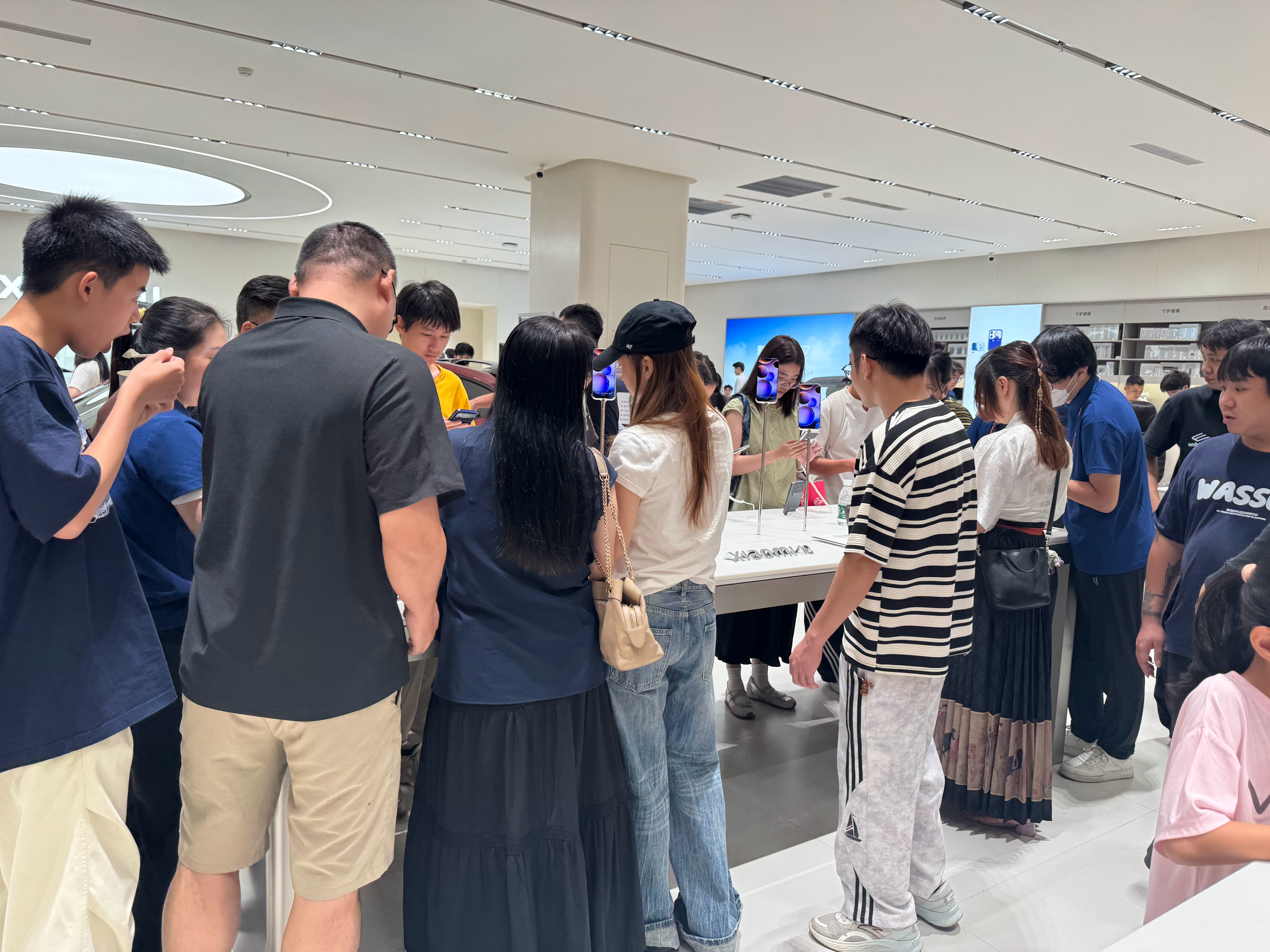 小米18Pro今天逛小米之家，店里全是人，体验区基本没空位，好多人围着看小米18