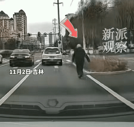 真不愧为是碰瓷的大爷！见过碰瓷的人，但这样追着撵着汽车跑，恶意碰瓷的人，真的是第