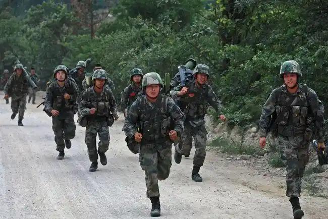 一次，二营组织炊事班进行比武竞赛。具体规则为：各班7人，携带主副食和炊具，奔袭至