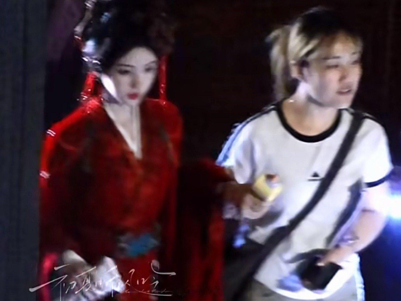 鞠婧祎万花世界红衣造型路透鞠婧祎苏绿夏红衣造型路透 哇塞了啊！！鞠婧祎又一次靠颜