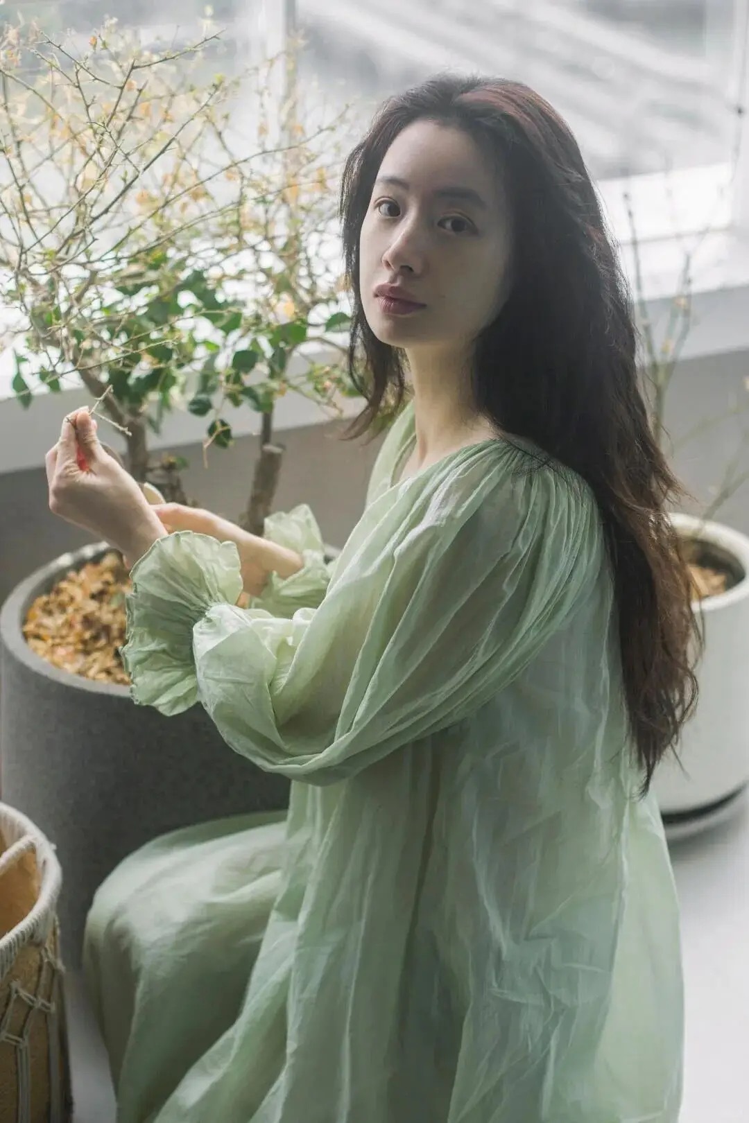 李梦是90后里，唯一有黄金年代气质的女演员。她出道在短视频兴起前夕，那时候审美还
