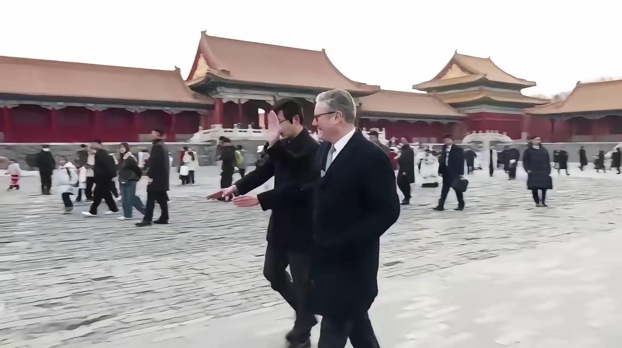 1月29日英国首相斯塔默游故宫，没有清场，现场游人不少，有的游客还认出首相并亲切